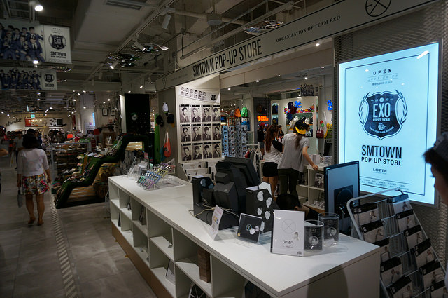 【乙支路入口站】SM最大的韓星商品專賣櫃位『SMTOWN POP-UP STORE』 in 明洞樂天YOUNG PLAZA