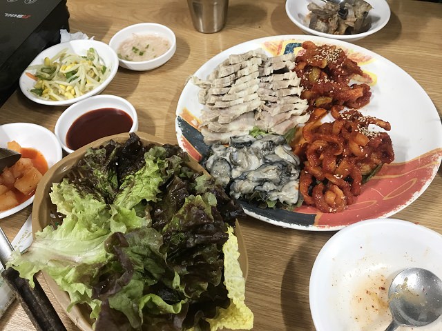 【鐘路三街站】巷弄內的美食 「삼해집三海家」 生蚵包肉 ~馬鈴薯排骨湯  免費招待 ！！俗又大碗的平價美食