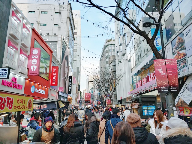 【旅遊攻略】韓國首爾觀光旅遊必去商圈 – “明洞 명동” (美食/美妝/免稅店/流行/購物/換錢)