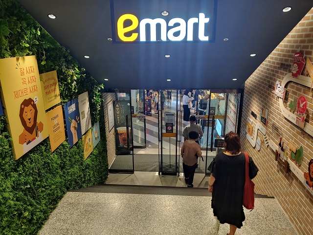 【新村站】emart新村店開幕~三層樓賣場搶先看！！住新村、弘大、梨大去大賣場超市採買更方便！