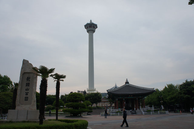 【釜山-南浦站】釜山的最高象徵- 『釜山塔』 + 搭手扶梯就可以到山頂的 『龍頭山公園』
